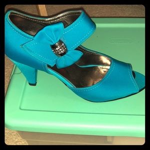 Blue peep toe heels 👠